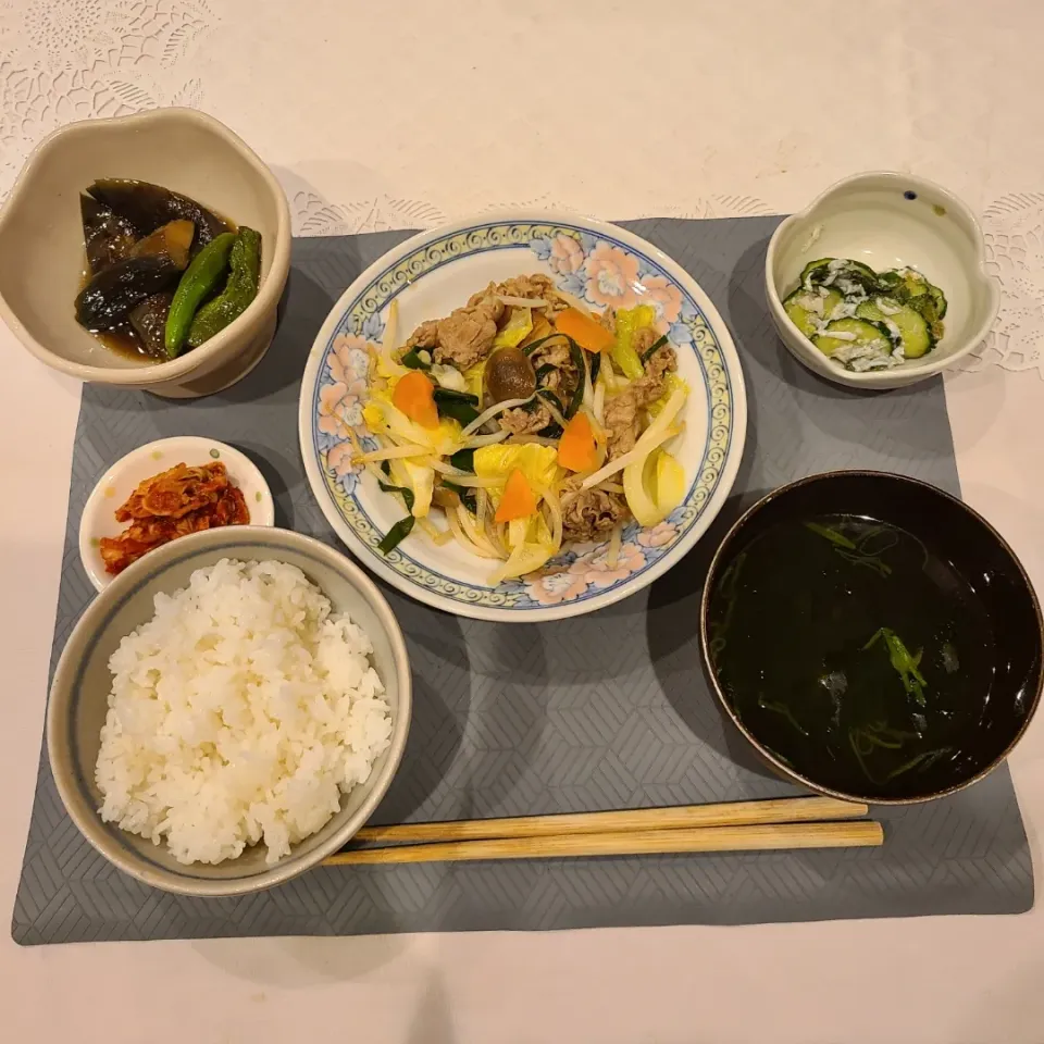 Snapdishの料理写真:豚肉の野菜炒め（レモンたれ）
ナス煮浸し、きゅうりしらす大葉酢の物
キムチ、わかめスープ|ともさん