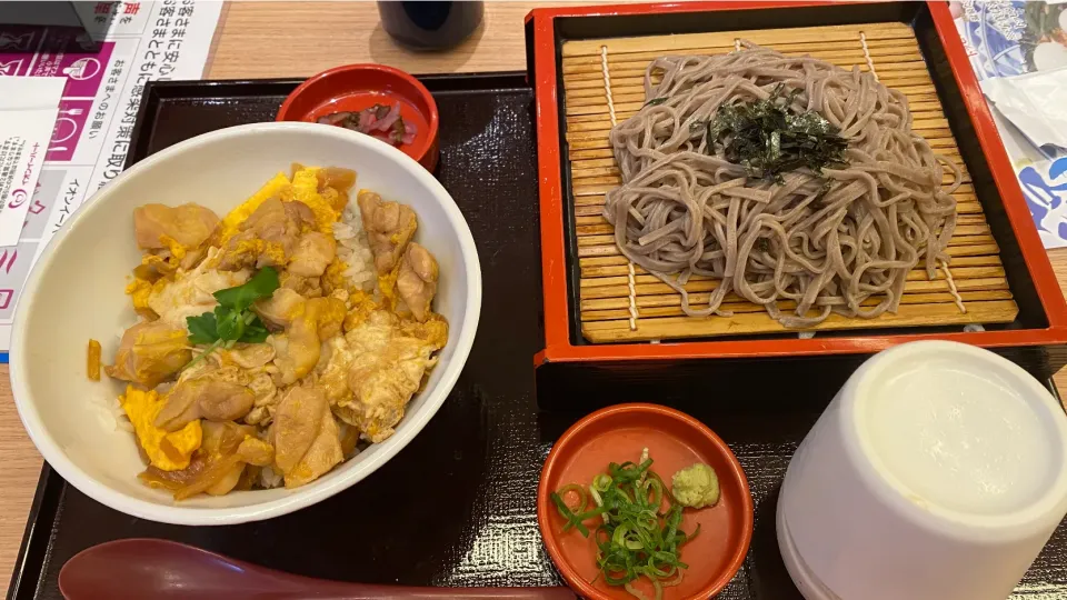 Snapdishの料理写真:四六時中さんの親子丼とざる蕎麦|Morito Kamiyaさん