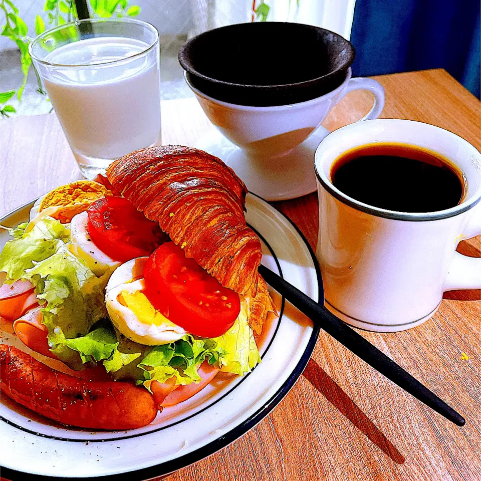 モーニングクロワッサンサンド🥐🥗☕️🥛　　大きく口をあけて〜🤪|Sの食卓さん