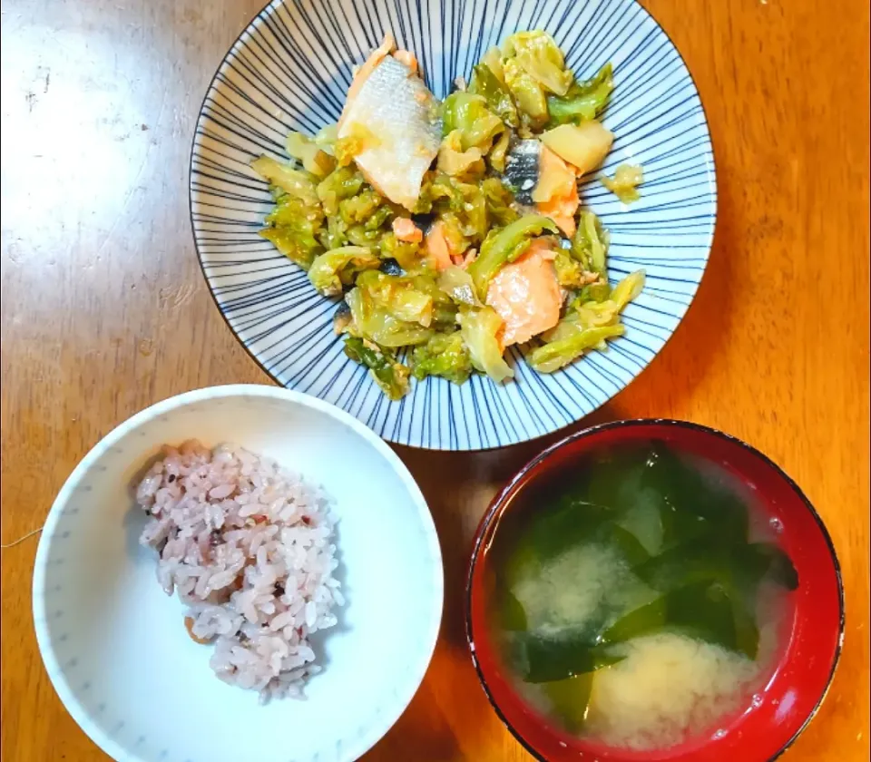 2022 0618　鮭とキャベツのちゃんちゃん焼き風　豆腐とわかめのお味噌汁|いもこ。さん