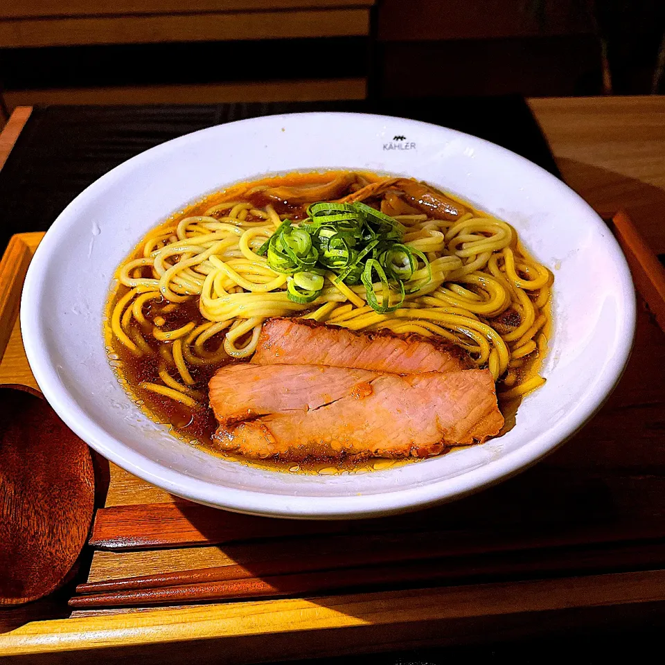 Snapdishの料理写真:自分好みの自宅シンプル醤油ラーメン🍜　　ストレート麺にトッピングは焼豚2枚.メンマ、九条ネギだけにしました。皆さんはどんな盛り付けが好きですか❓|Sの食卓さん