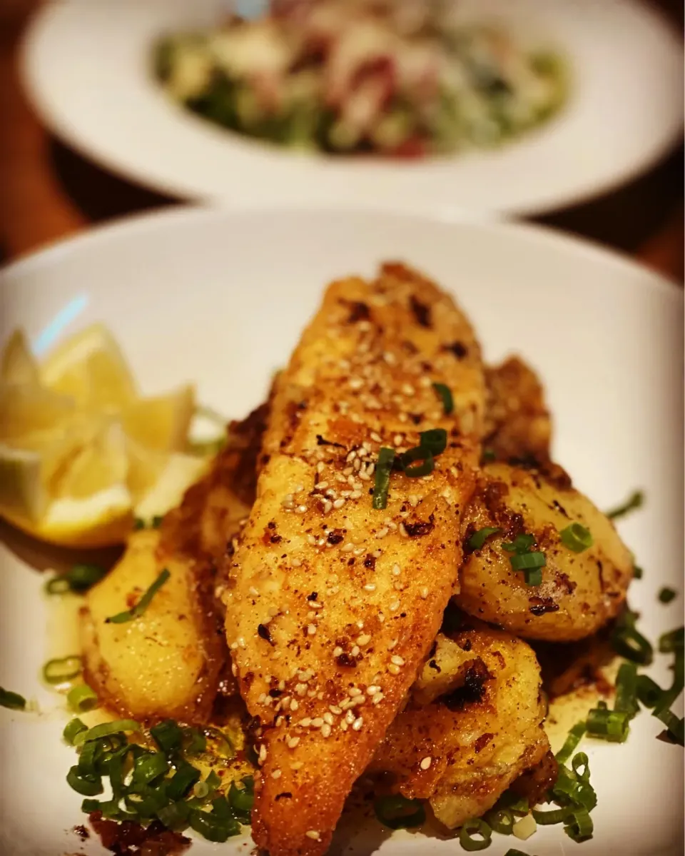 Lunch ! Lunch ! 
Pan Fried Cod Fillet Coated in Cajun spice & Sesame cooked in olive oil & butter with Sautéed Potatoes in Garlic 🧄& lemon 🍋  
Spinach Salad w|Emanuel Hayashiさん