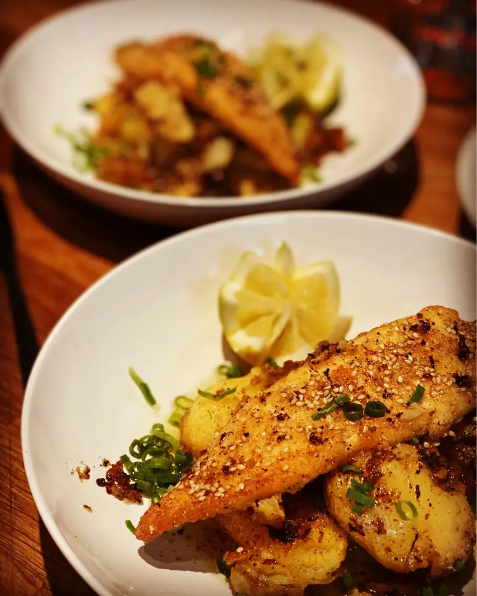 Lunch ! Lunch ! 
Pan Fried Cod Fillet Coated in Cajun spice & Sesame cooked in olive oil & butter with Sautéed Potatoes in Garlic 🧄& lemon 🍋  
Spinach Salad w|Emanuel Hayashiさん