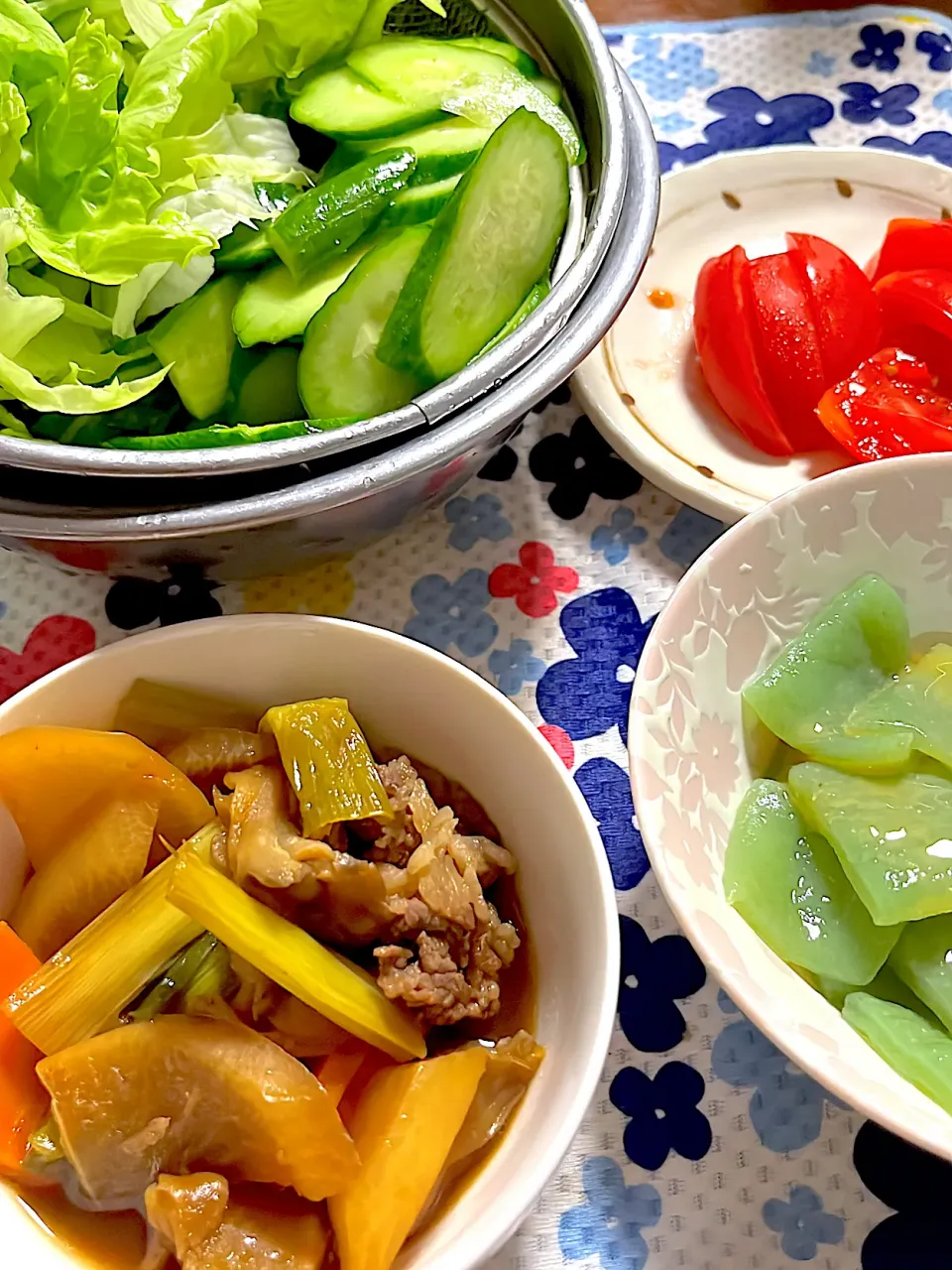 Snapdishの料理写真:牛肉と野菜の甘辛煮　刺身蒟蒻　トマト🍅レタス🥬胡瓜🥒|4jinoanataさん