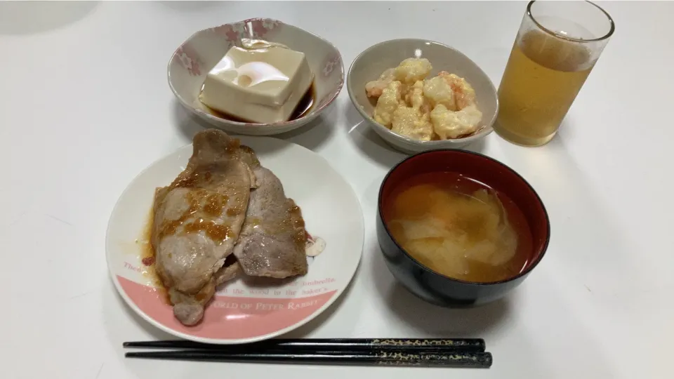 作り置き使って晩御飯。☆豚の生姜焼き☆冷奴☆エビマヨ☆みそ汁（キャベツ、人参）|Saharaさん