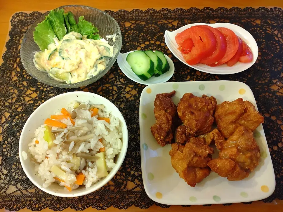 Snapdishの料理写真:☆鶏もも肉の唐揚げ
☆ポテトサラダ
☆舞茸　ハッチク　ニンジンの混ぜご飯
☆冷やしトマト
☆キュウリ三五八漬け|chikakoさん