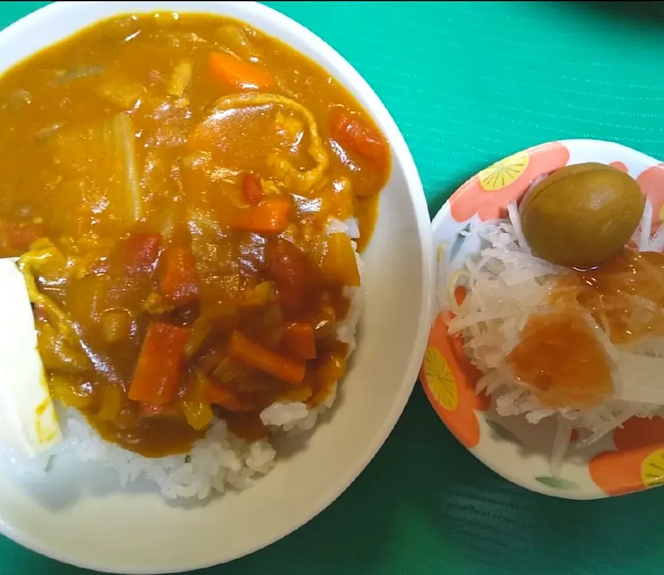 Snapdishの料理写真:夕食
野菜たくさんとトマト缶のカレーです。
カマンベールチーズものせて

大根に梅ドレッシングと、梅酢漬けをのせました。

どれも酸味がきいてました(‘＊‘)

#夕食#野菜カレー#トマト缶|由紀子さん