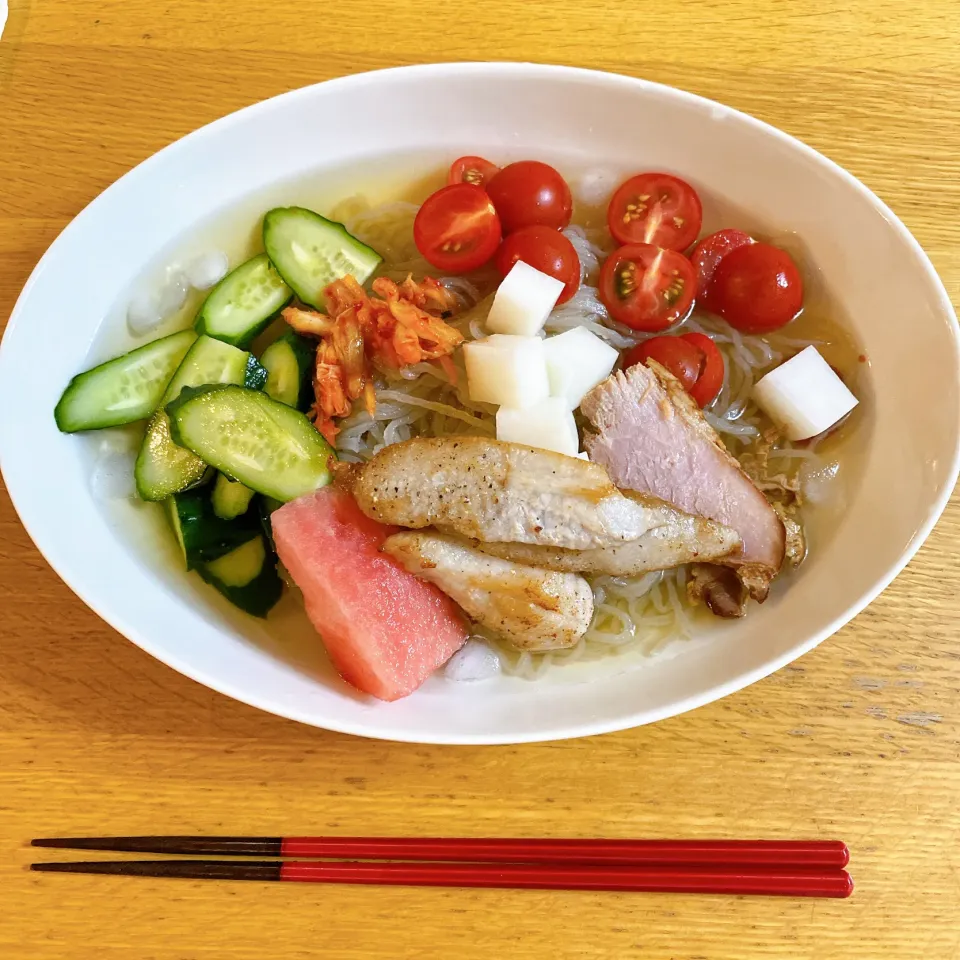 Snapdishの料理写真:冷麺　豚トロとチキンム乗っけ|tofu0_0さん