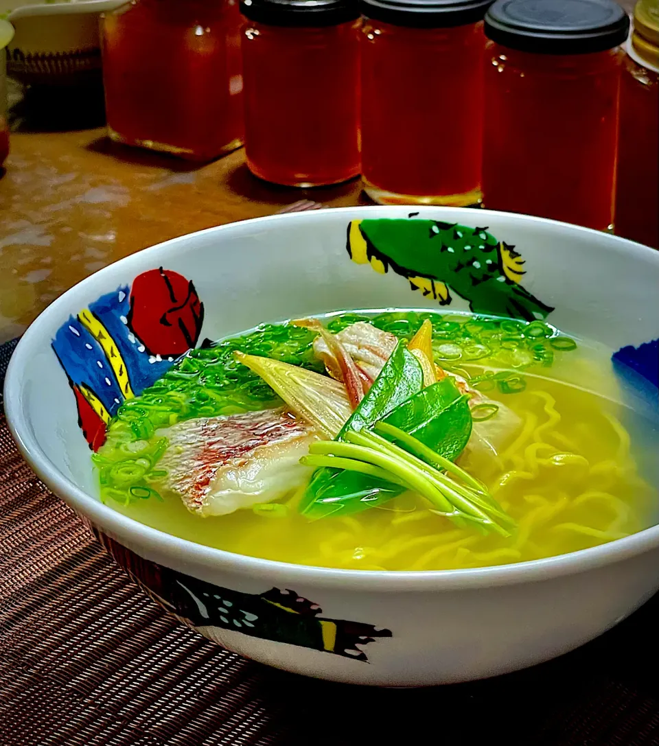 鯛塩らーめん🍜✨✨✨真鯛と鶏のＷスープだよ。😋|イチロッタさん