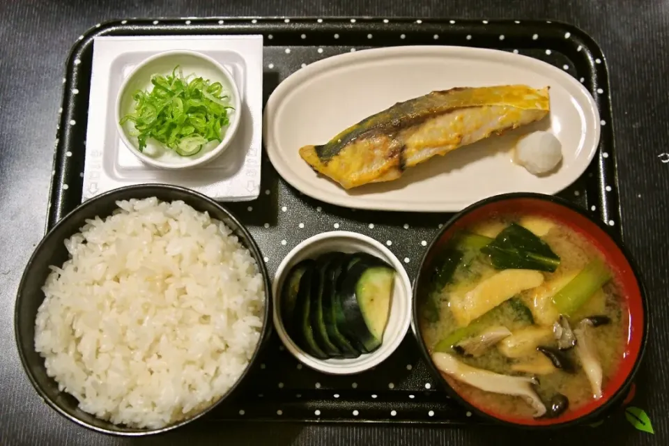 今日の朝ご飯(北海道産ゆめぴりかにサバの西京漬、納豆、小松菜と平茸と油揚げの味噌汁、水なすの漬物)|Mars＠釜飯作り研究中さん