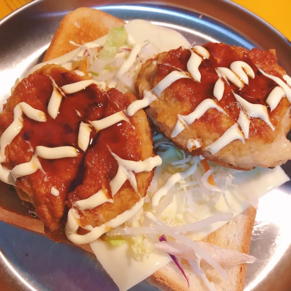 今朝の朝ごパン🍞鳥ミンチバーグに照り焼きソース、マヨ、スラチー、キャベツのせトースト☕️|海斗さん