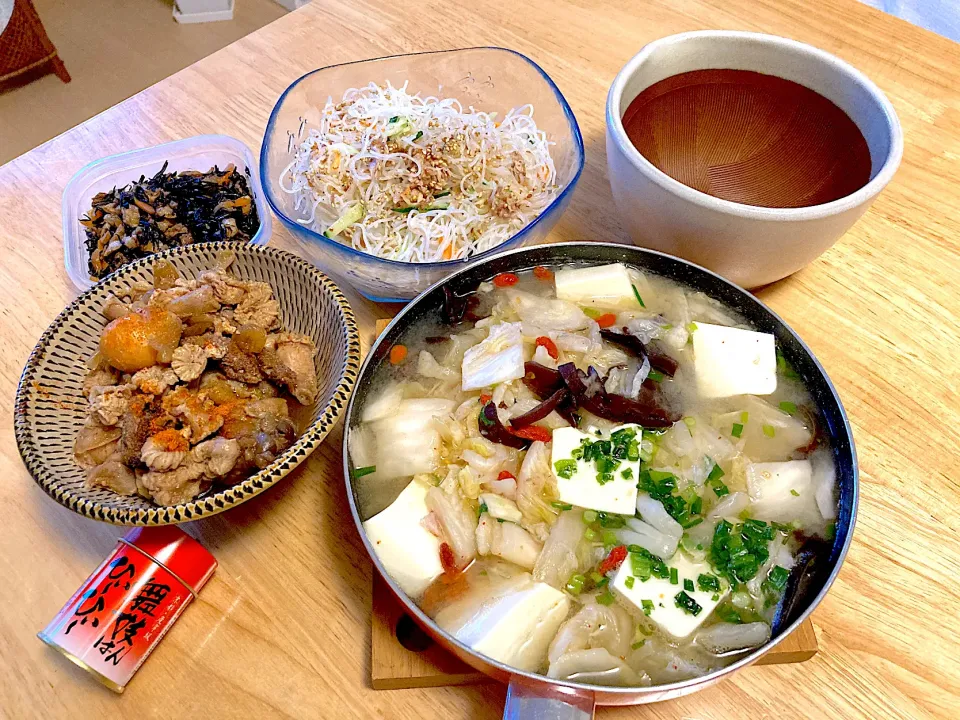 1人キムチ鍋、春雨サラダ、玉ひもの甘辛煮😋|さくたえさん