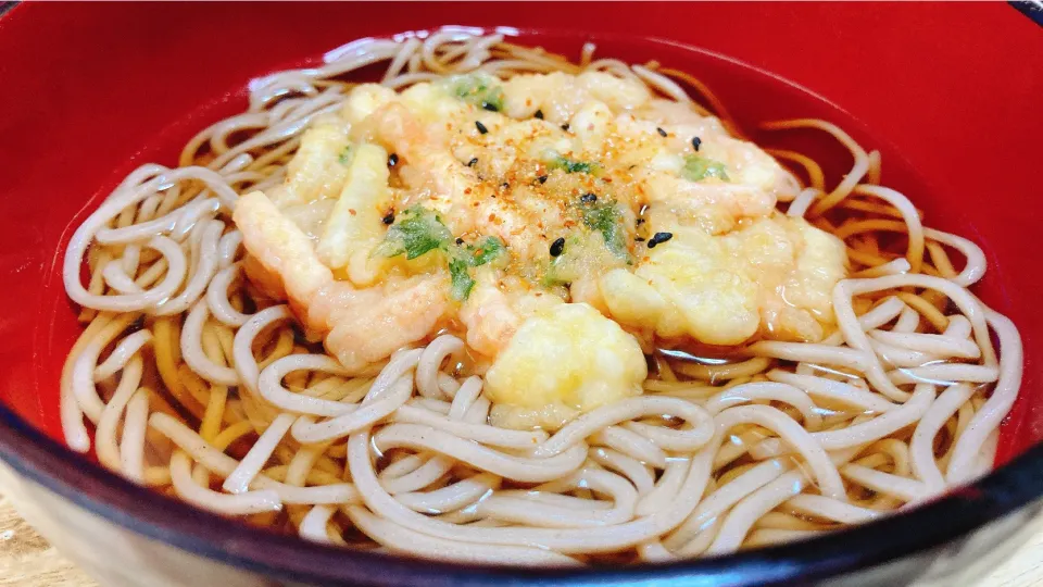 Snapdishの料理写真:冷凍かけ蕎麦と冷凍かき揚げでレンチン昼ご飯🛎😁|ジイジさん