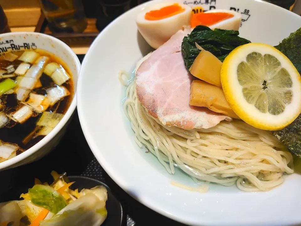 【夏限定】
らーめん専門 Chu-Ru-Ri ちゅるり 
淡麗昆布水つけ麺 (細麺、900円)
＋味玉 (Twitterフォローで無料)
＋漬物 (卓上、無料)
＋ミニアイスコーヒー (無料)
@十条7分
(赤羽から徒歩27分)
22133|大脇さん