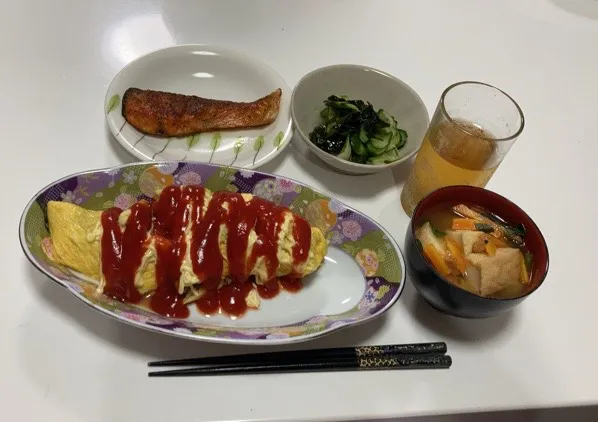 Snapdishの料理写真:作り置き使って晩御飯(^-^)☆オムレツ☆胡瓜とワカメの酢の物☆鮭のソテー☆みそ汁（小松菜、人参、厚揚げ）|Saharaさん