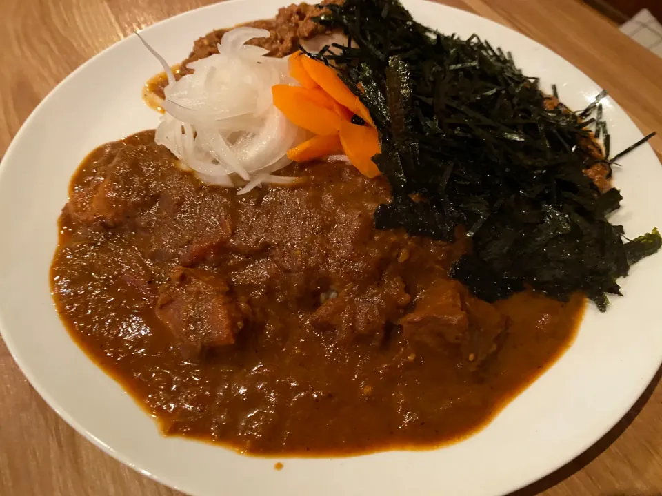 Snapdishの料理写真:極辛キーマクラシックと大辛チキンのりだく🔥🍛、味玉トッピング🥚ピクルスマシマシ🥒|buhizouさん