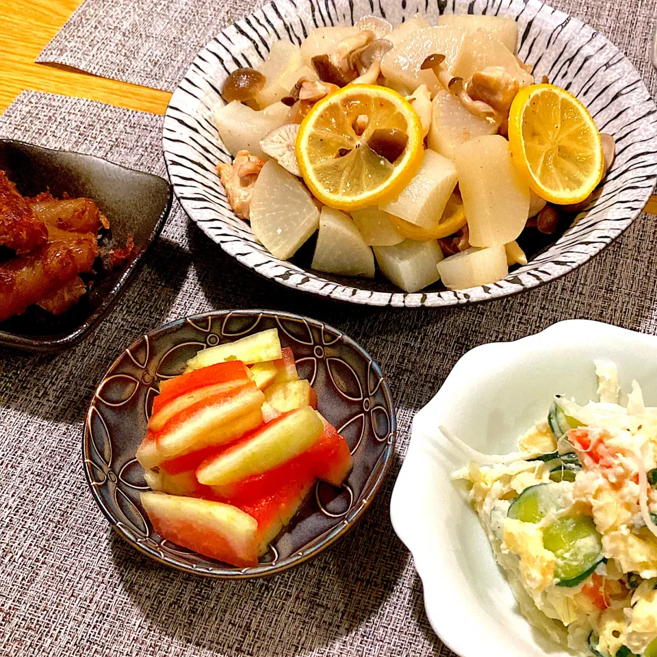 鶏ももと大根のレモン炒め蒸し、長芋のポテサラ、こんにゃくのおかか炒め、スイカの浅漬け|ツインうさぎさん