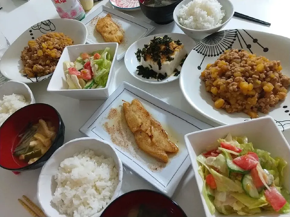 Snapdishの料理写真:夕食(*^^*)
じゃがいものそぼろ炒め煮
カラスカレイバター醤油焼き
冷やっこ(生姜、おかか、海苔フレーク)
サラダ🥗
お味噌汁(もやし、ワカメ、油揚げ)|プリン☆さん