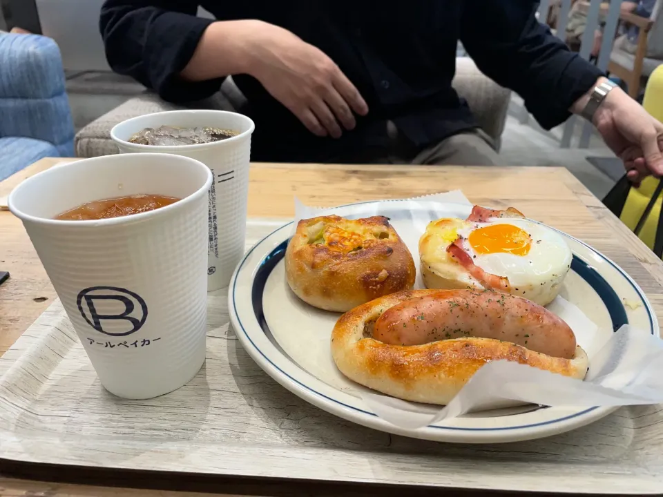 Snapdishの料理写真:近所のパン屋さんでモーニング🥐|ミツさん