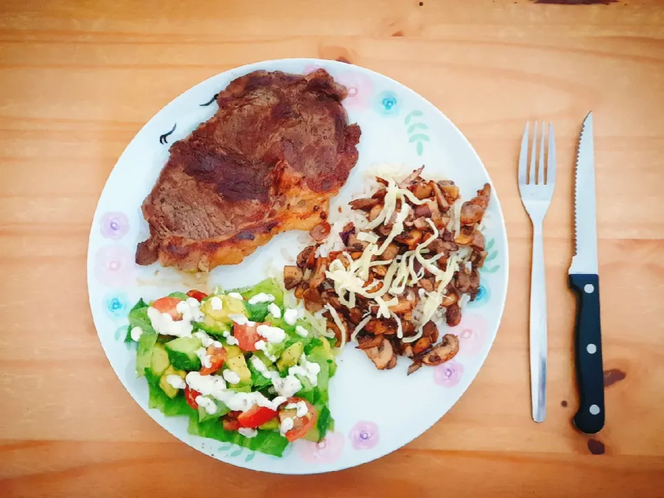 Sirloin Stake with brown rice, garlic, red onion, chestnut mushrooms, mozzarella cheese, avocado, tomatoes, cucumber, lettuce,extra virgin oil and garlic sauce.|Aldin Alicさん