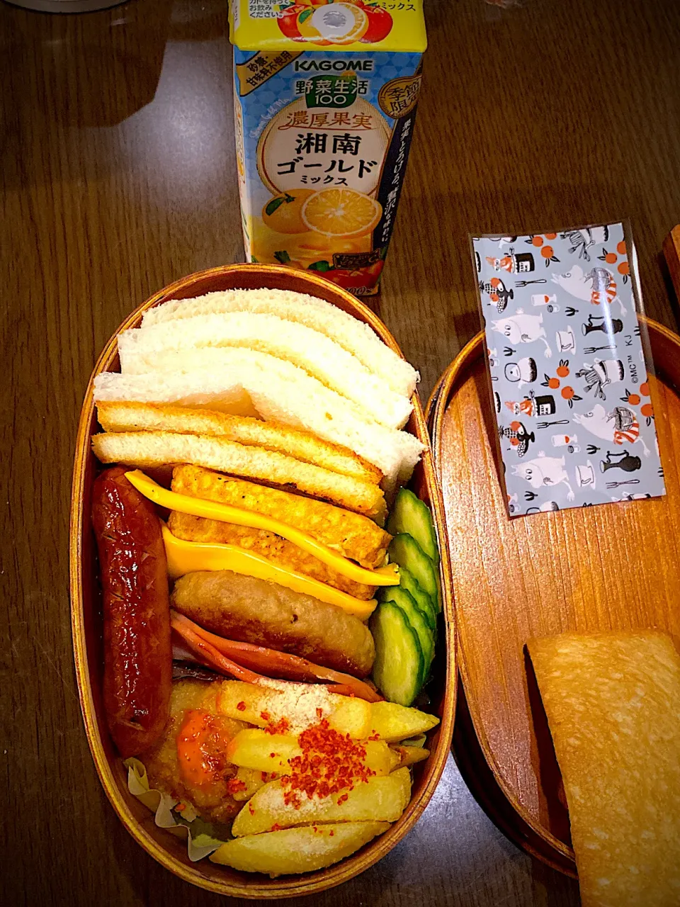 お弁当🍱　サンドイッチ　卵焼き　チェダーチーズ　ハンバーグ　ハムソテー　ソーセージソテー　バーベキューソース　フライドポテト　バター醤油シーズニング　フライドチキン　オーロラ辛ソース　湘南ゴールドジュース　五穀アイスティー|ch＊K*∀o(^^*)♪さん