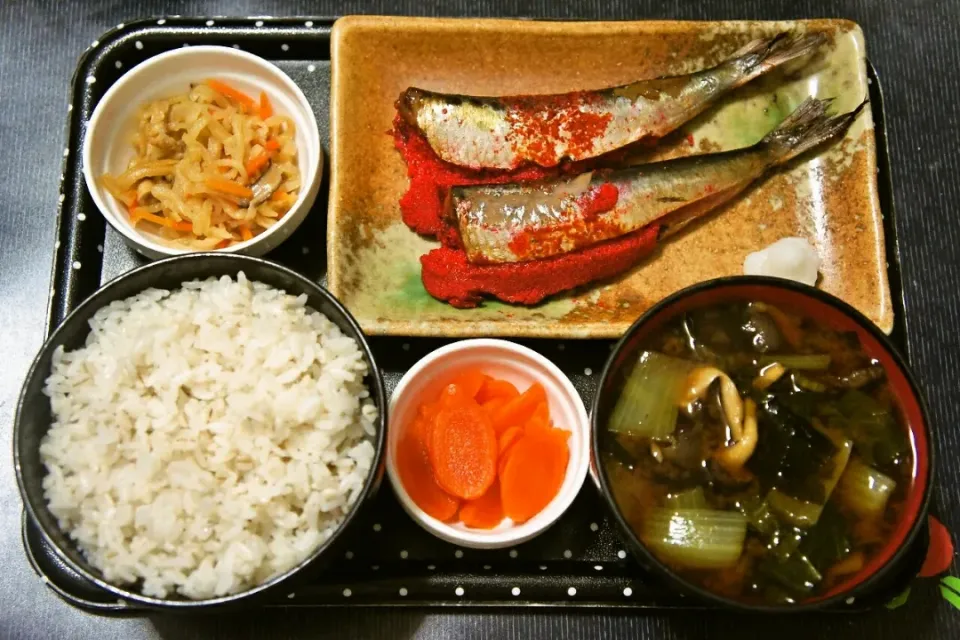 今日の朝ご飯(押麦ごはんにいわし明太、切り干し大根、小松菜と平茸とわかめの味噌汁(赤だし)、生姜のみそ漬)|Mars＠釜飯作り研究中さん