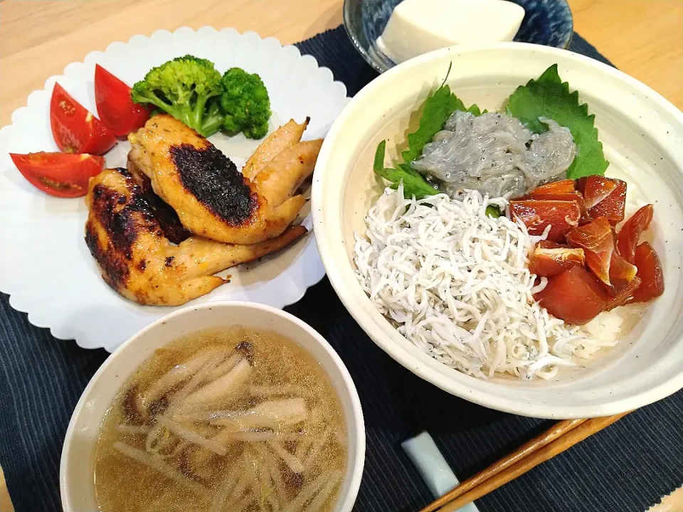 生しらす＆キハダ鮪漬け＆しらすの丼❗
手羽先甘辛焼
もやしとしめじの中華風スープ
奴❕|A-YA-YA-YAさん