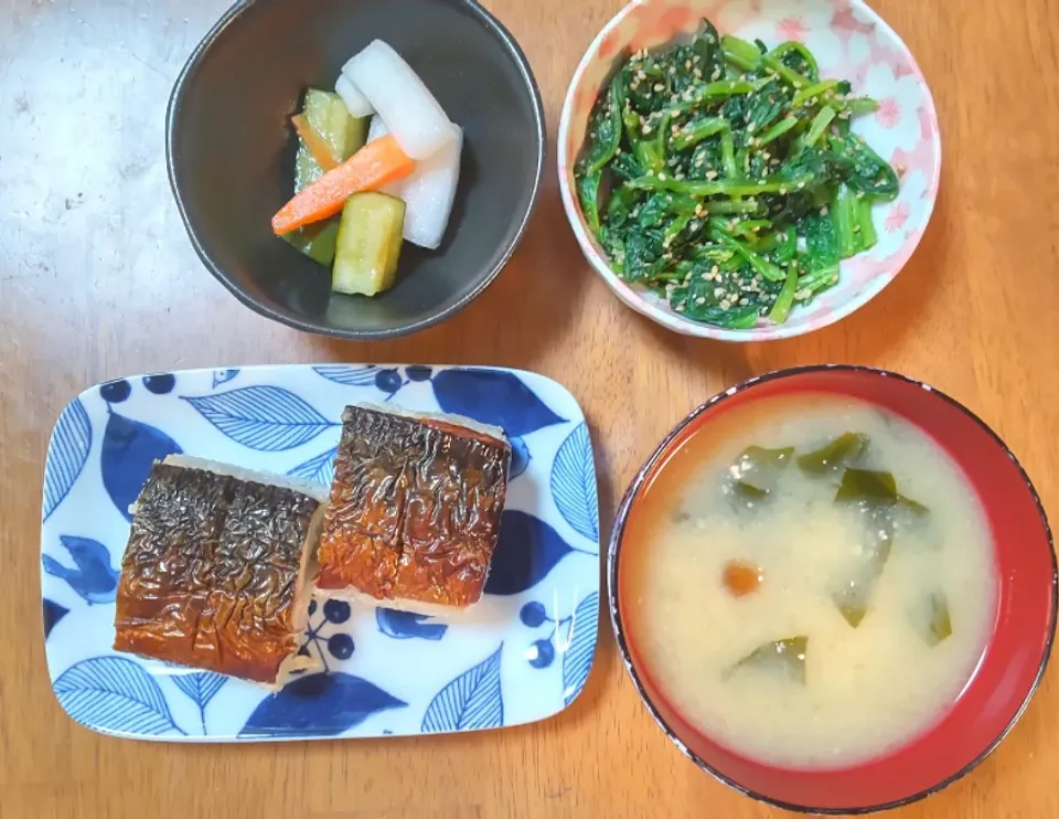 2022 0622　焼鯖の押し寿司　ほうれん草の胡麻和え　ピクルス　なめことわかめのお味噌汁|いもこ。さん