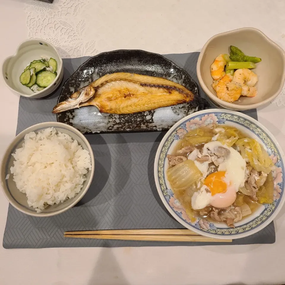 かます開き、エビとアスパラ炒め、白菜と豚肉の煮浸し、きゅうりとしらすの酢の物|ともさん