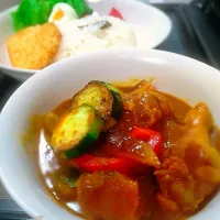 鶏手羽元と夏野菜の
     スープカレー風～♪♪