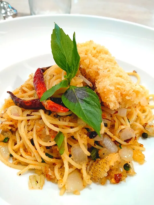 Spaghetti deep fried fish dtir fried eith herb sauce. (Thai style)|Boomerangさん