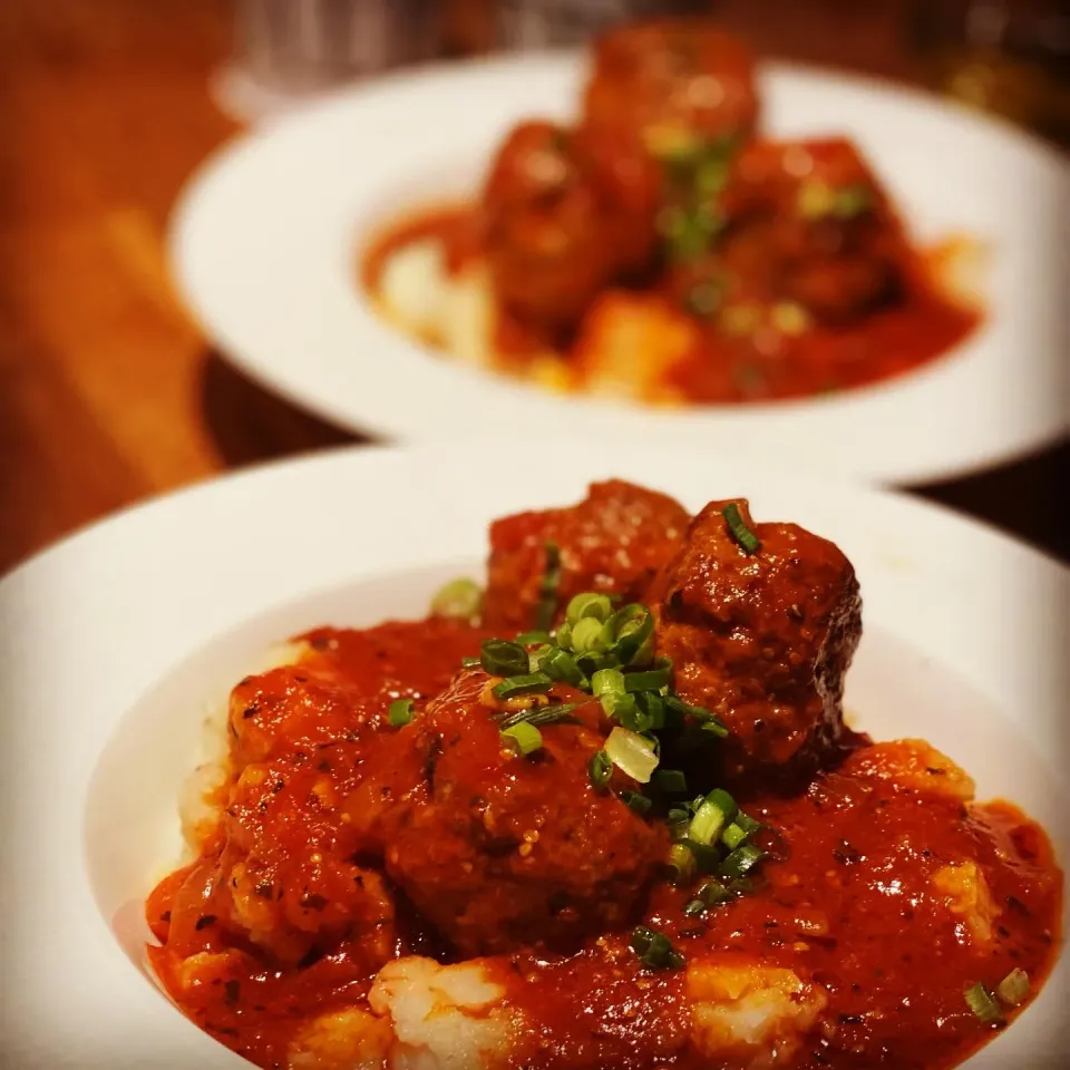 Dinner ! Dinner ! Today Made some Spicy Meatballs cooking slowly in a rich Tomato 🍅 Garlic 🧄 & Basil 🌿 Sauce which I will serve with Butter Mash Potatoes 🥔 |Emanuel Hayashiさん