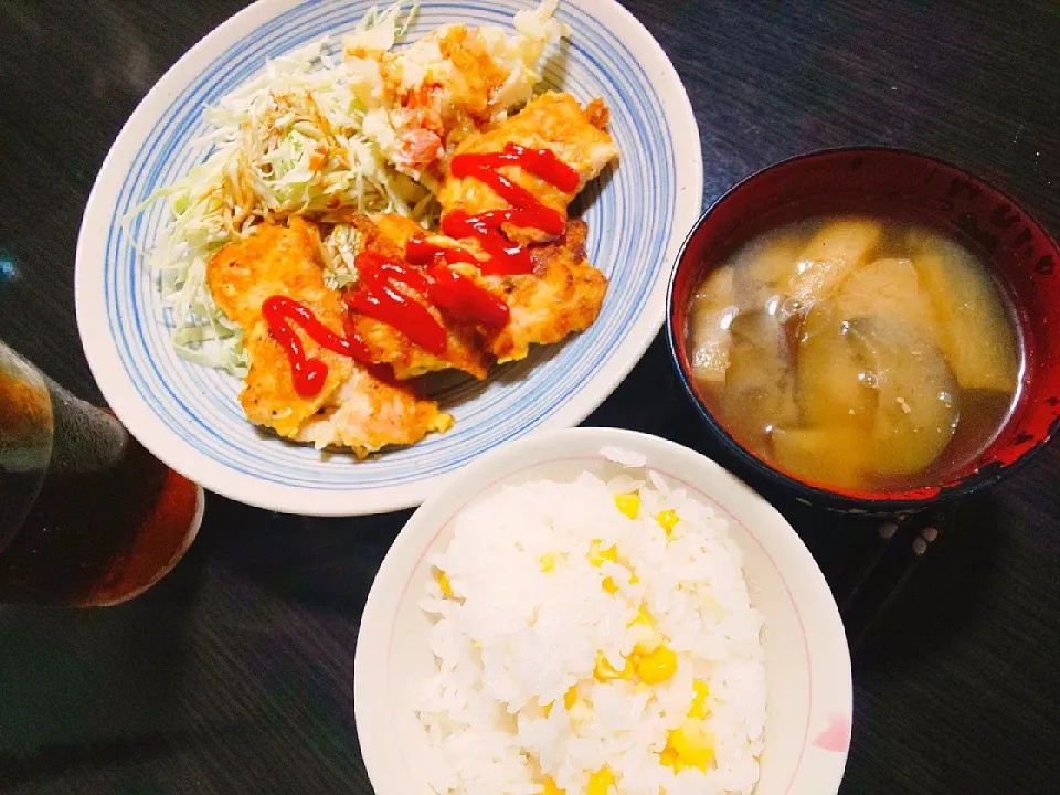 Snapdishの料理写真:とうもろこしごはん🌽、焼きナスと油揚げの味噌汁、鶏ムネのピカタ、ポテトサラダ、千切りキャベツ|サトリさん