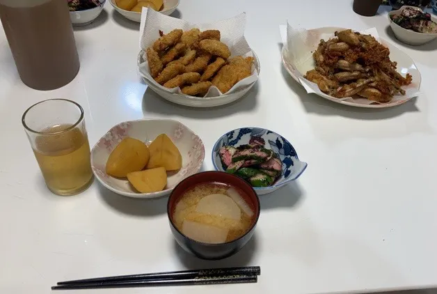 Snapdishの料理写真:晩御飯(*^ω^*)☆秋刀魚フライ☆手羽中ハーフの唐揚げ☆胡瓜のゆかり和え☆みそ汁（大根、人参）|Saharaさん