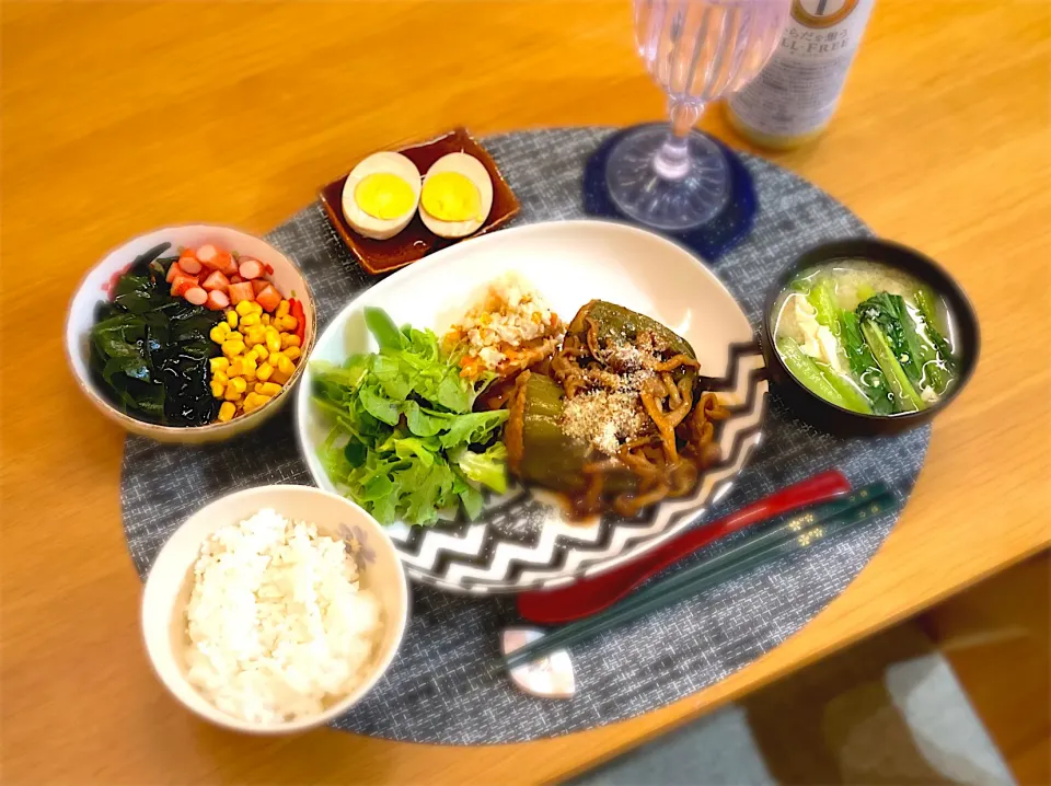 Snapdishの料理写真:まるごとピーマン肉詰め　ポテトサラダ　わかめカニカマコーン　味玉　小松菜豆腐味噌汁|nana 🍅さん