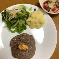 Snapdishの料理写真:ランプステーキ、マッシュポテト、サラダ、タコとトマトのバルサミコマリネ|たまきさん