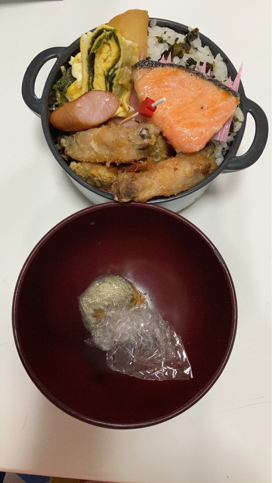 久々のパパ弁☆手羽中ハーフ唐揚げ☆秋刀魚フライ☆じゃが芋の煮っ転がし☆ウインナー☆鮭☆海苔入り卵焼き☆わかめご飯☆みそ玉|Saharaさん