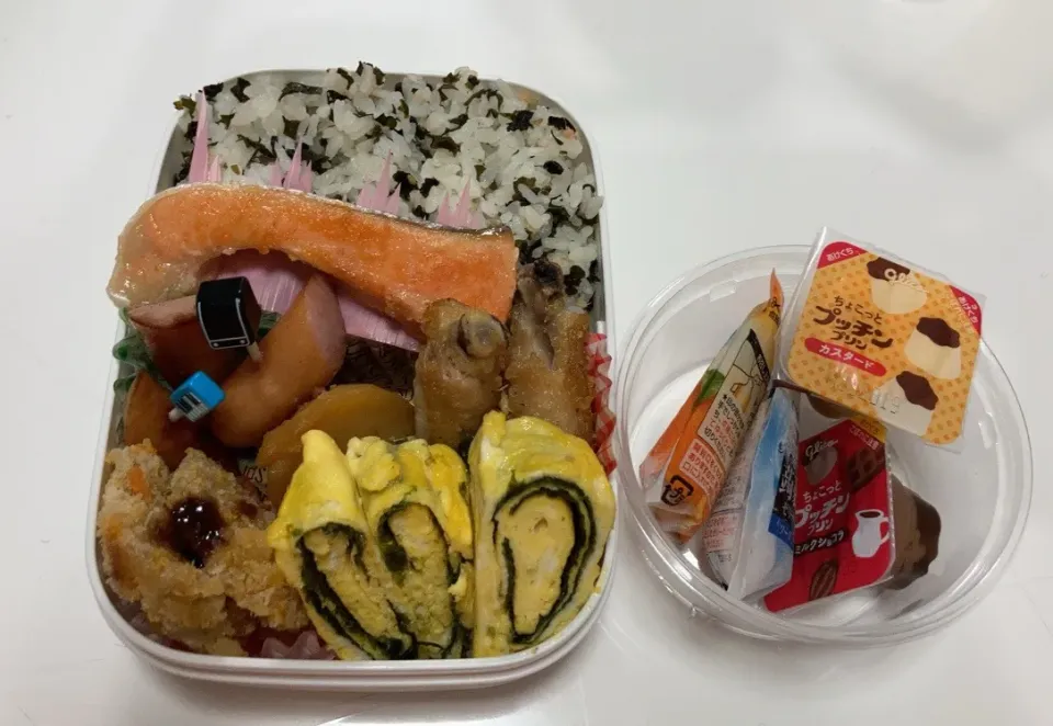 長男弁当。☆ウインナー☆手羽中ハーフ唐揚げ☆秋刀魚フライ☆鮭☆海苔入り卵焼き☆じゃが芋の煮っ転がし☆わかめご飯☆デザート（プリン2種類、蒟蒻ゼリー）|Saharaさん