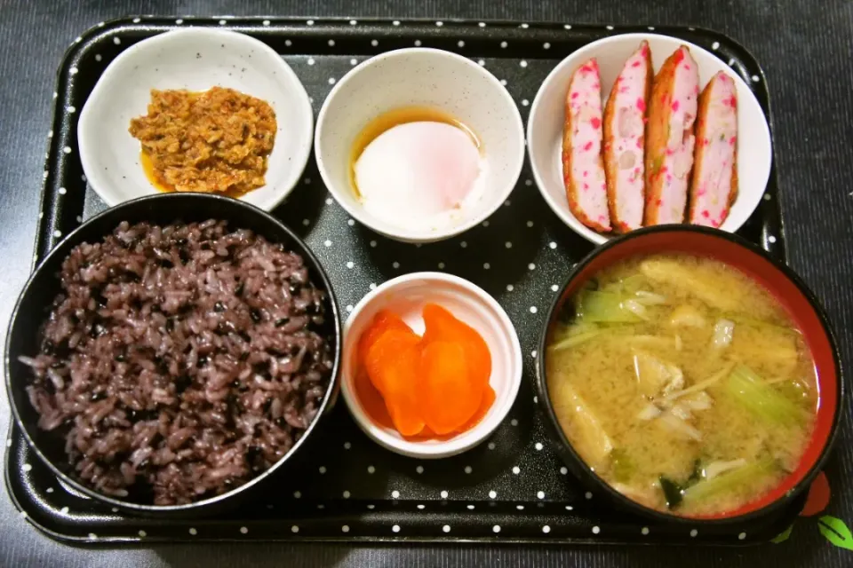 Snapdishの料理写真:今日の朝ご飯(黒米入りご飯にねぎ生姜天、温泉卵、土佐の赤かつお、小松菜とキノコの味噌汁、生姜のみそ漬)|Mars＠釜飯作り研究中さん