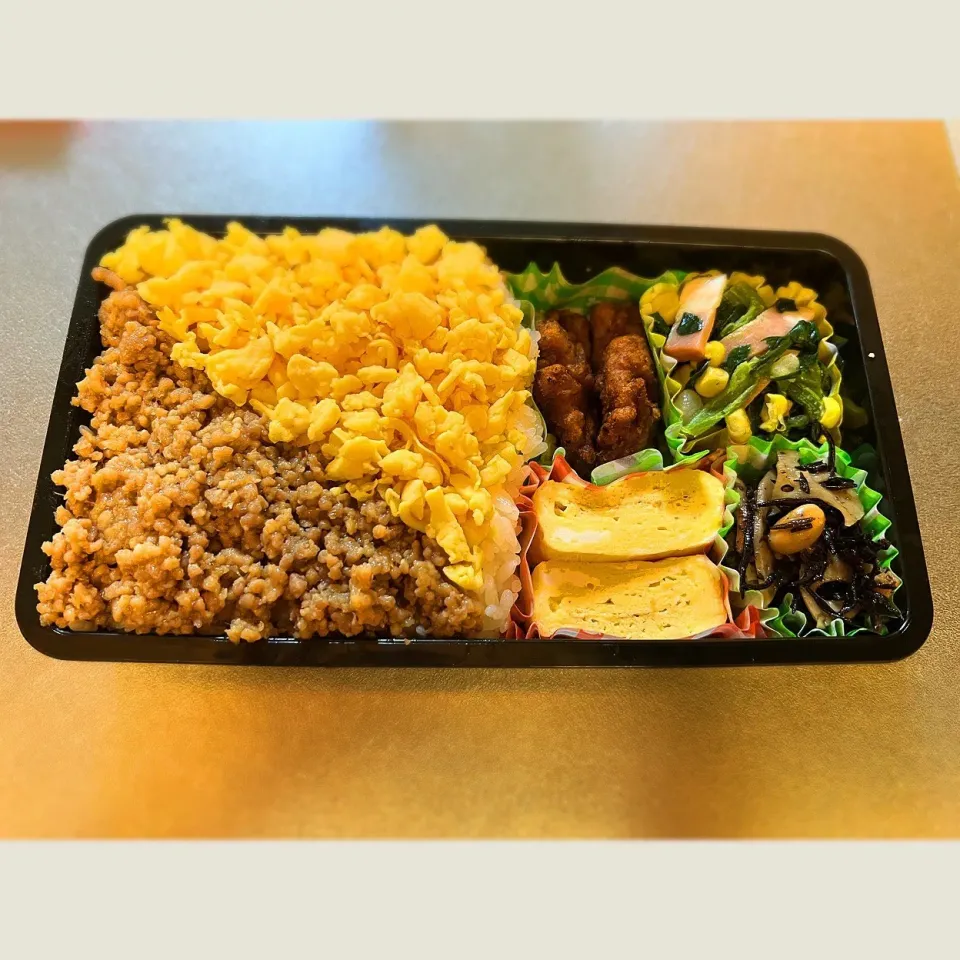 鶏そぼろと卵の2食弁当|ななっちさん