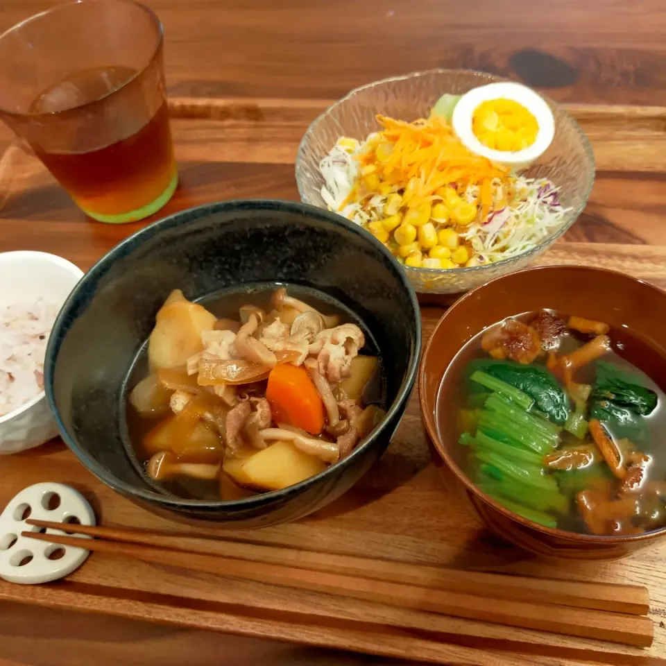 Snapdishの料理写真:肉じゃが
サラダ
なめことほうれん草の味噌汁
雑穀米|うりさん