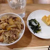 Snapdishの料理写真:疲れた晩には牛丼でしょ！|おてんとさんさん