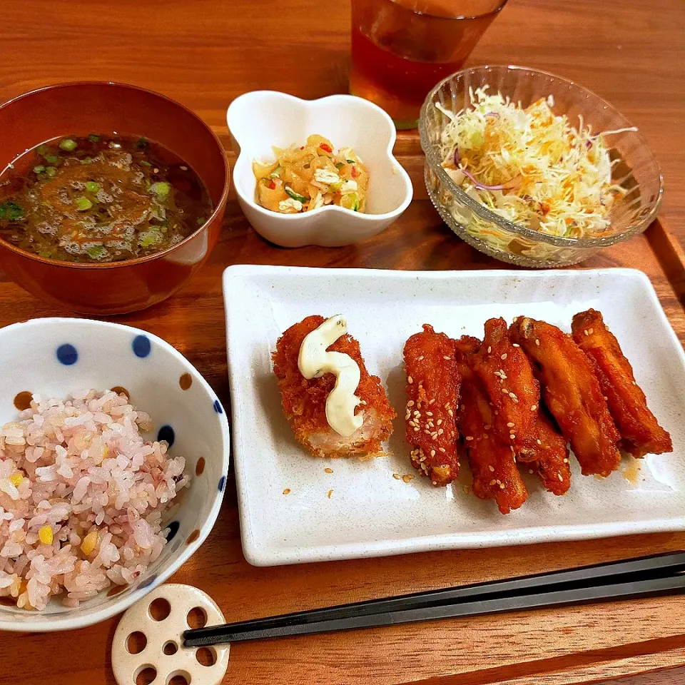 手羽中の甘辛揚げ
エビフライ(半分こ)
クラゲとササミの中華サラダ
生野菜サラダ
もずくスープ
雑穀米|うりさん