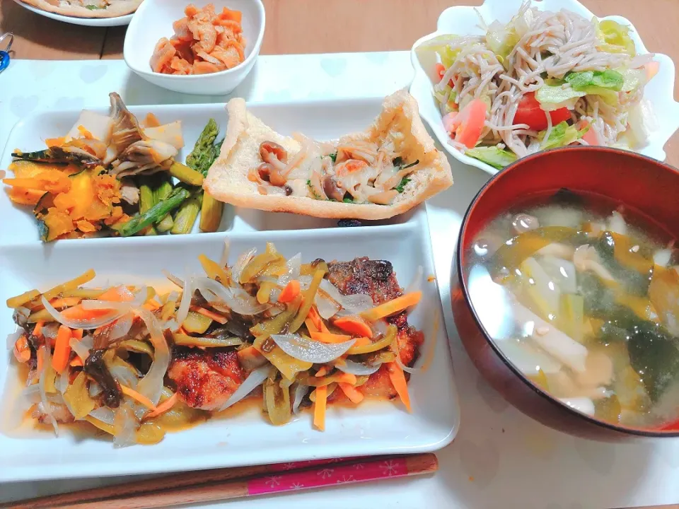 鯖のもずく酢南蛮
カボチャとアスパラとキノコの焼きびたし
しめじとシソの油揚げピザ
蕎麦サラダ
カブのお味噌汁|うみママさん