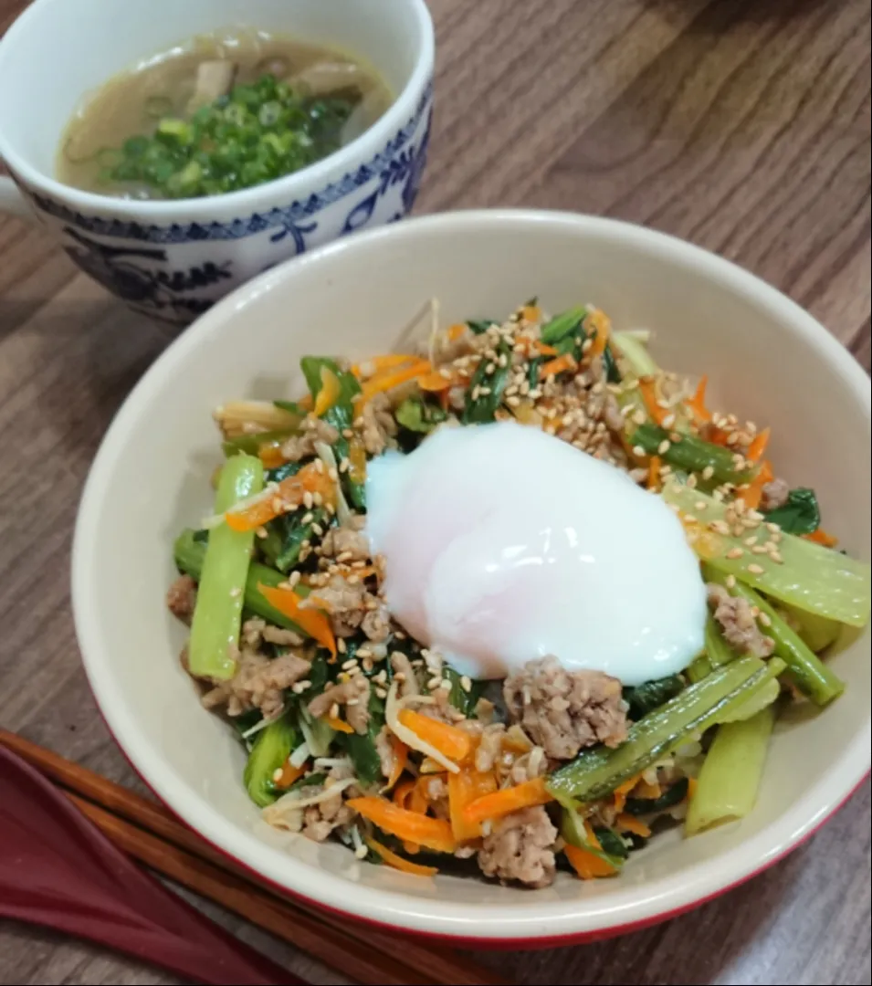 そぼろと小松菜のナムル丼|ゆりちさん