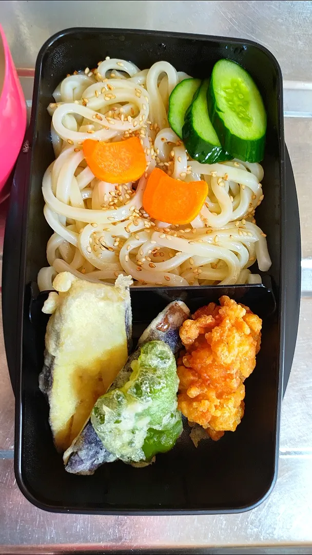 Snapdishの料理写真:旦那弁当　2022/6/25

うどん弁当
ナス天
ピーマン天
鶏の竜田揚げ|ユキヨメ♪さん