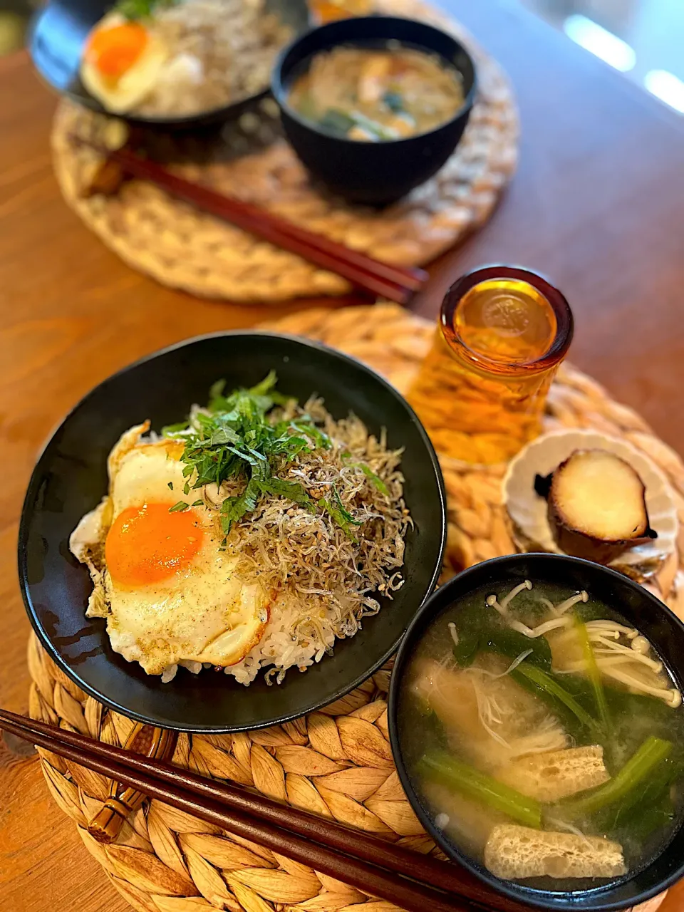 Snapdishの料理写真:ちりめん丼、えのきと小松菜のお味噌汁|ＭＡＲＵＥ家の食卓さん