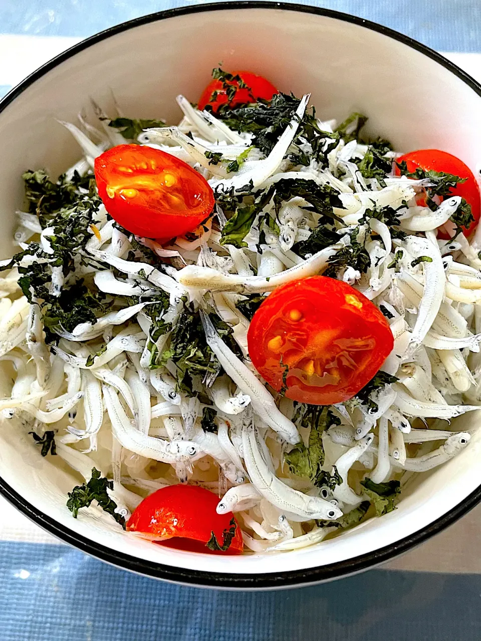 しらす丼/大葉とミニトマト添え|カピバラおやじさん