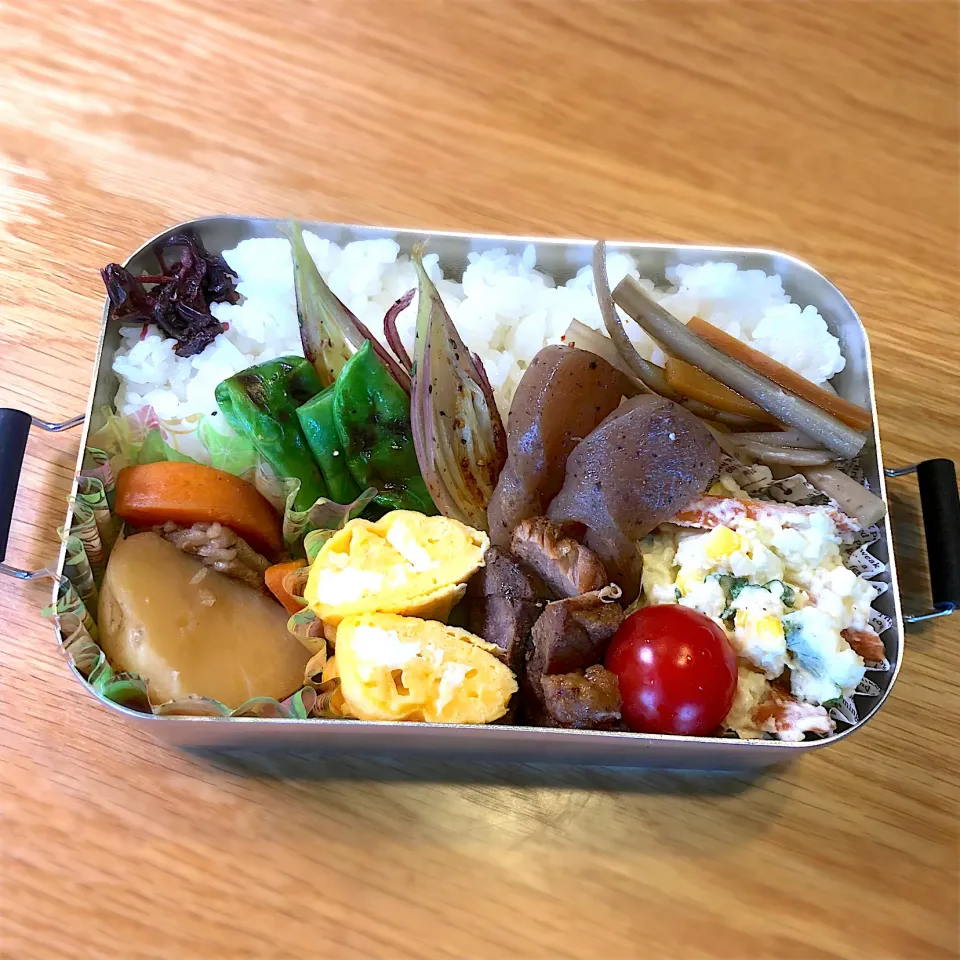 Snapdishの料理写真:サラ弁　　　　　　　　　　　　　　　　　　煮物　ポテサラ　豚もも角煮　キンピラごぼう　卵焼き　茗荷・パプリカソテー|じゅんさんさん