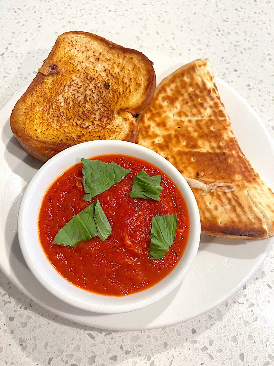 Grilled cheese sandwich with basil marinara sauce|🌺IAnneさん